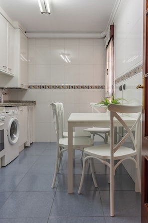 Dining - AH Delux3Rooms Campus Milán. VUT-6519-AS (Oviedo)