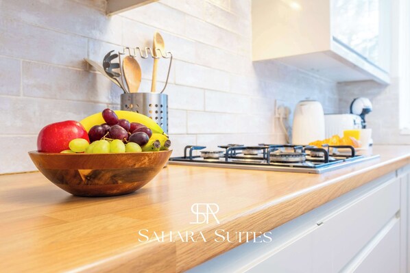 Réfrigérateur, micro-ondes, four, plaque de cuisson