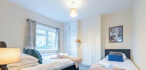 3 chambres, fer et planche à repasser, Wi-Fi, draps fournis