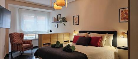 Tabla de planchar con plancha, cuna de viaje, wifi y ropa de cama