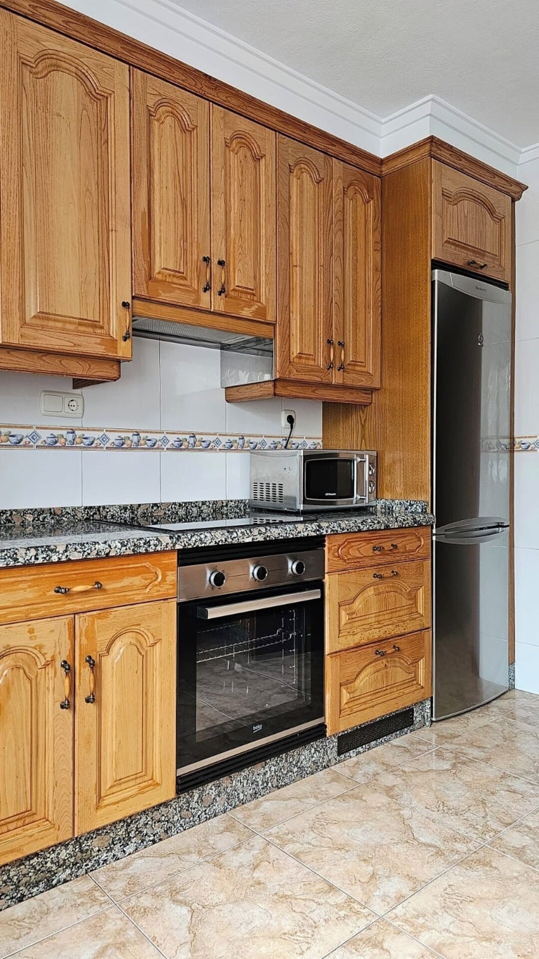 Frigorífico, microondas, horno y placa de cocina