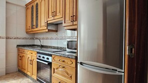 Fridge, microwave, oven, stovetop - Apartment AH2 by Gestión House. VUT-6514-AS (Noreña)