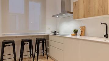 Frigorífico, microondas, horno y placa de cocina