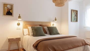 2 bedrooms, iron/ironing board, travel cot, WiFi
