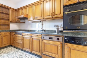 Køleskab, mikrobølgeovn, ovn, kogeplade