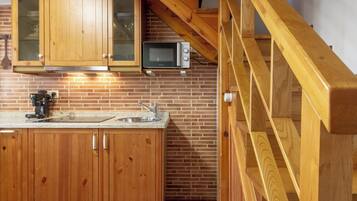 Réfrigérateur, micro-ondes, plaque de cuisson, cafetière/bouilloire