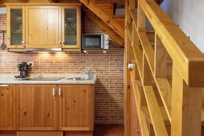 Réfrigérateur, micro-ondes, plaque de cuisson, cafetière/bouilloire