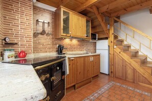 Réfrigérateur, micro-ondes, plaque de cuisson, cafetière/bouilloire