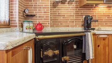 Frigorífic, microones, placa de cuina i cafetera i tetera