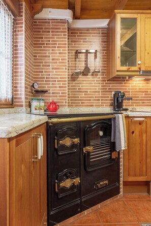 Refrigerador, microondas, parrilla de estufa y cafetera y tetera 