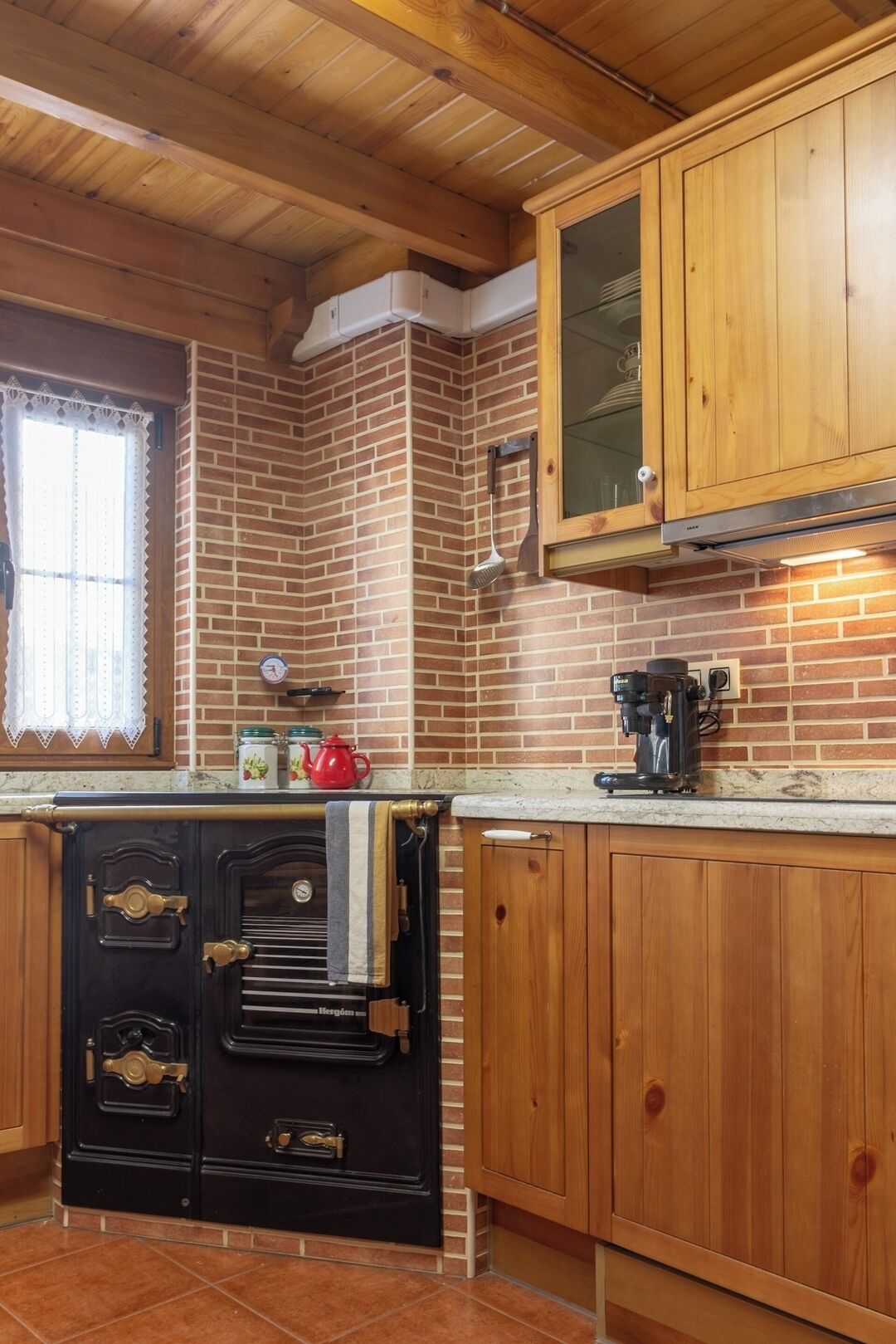 Réfrigérateur, micro-ondes, plaque de cuisson, cafetière/bouilloire