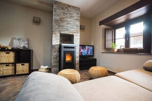 Una televisión, una chimenea