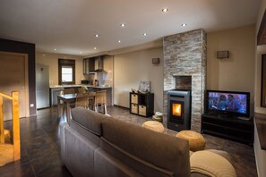 Una televisión, una chimenea