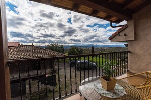 terraza en habitación con vistas al monte Naranco