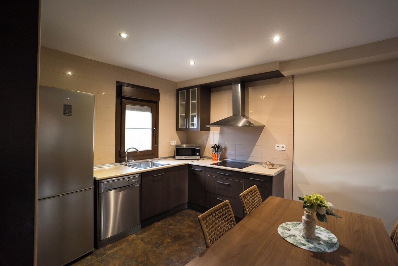 Frigorífico, microondas, placa de cocina y lavavajillas