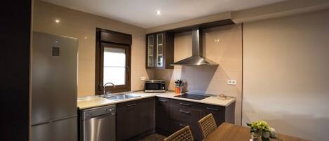 Kylskåp, mikrovågsugn, spishäll och diskmaskin