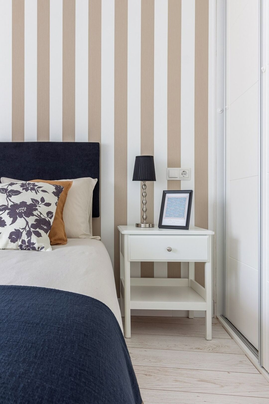 Tabla de planchar con plancha, cuna de viaje, wifi y ropa de cama