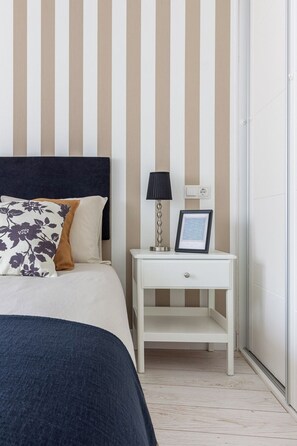 Planxa i posts de planxar, un bressol de viatge, wifi i roba de llit 