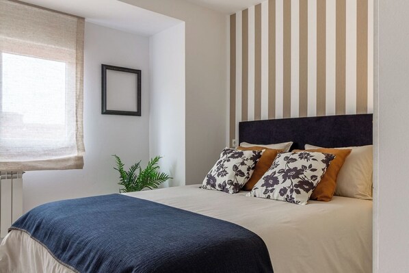 Iron/ironing board, travel cot, WiFi, bed sheets