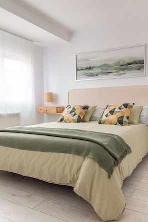 Iron/ironing board, travel cot, WiFi, bed sheets