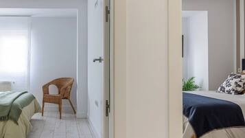 Tabla de planchar con plancha, cuna de viaje, wifi y ropa de cama