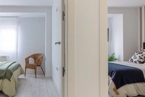 Planxa i posts de planxar, un bressol de viatge, wifi i roba de llit 