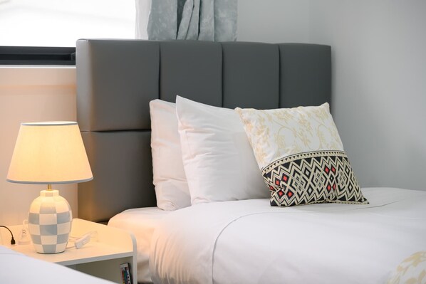 مكتب ومكواة/لوح كي وواي فاي وملاءات أسرّة