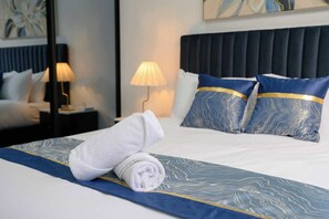 Escritorio, tabla de planchar con plancha, wifi y ropa de cama 