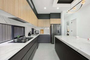 Jääkaappi, mikroaaltouuni, uuni, liesi