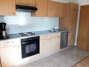 Køleskab, ovn, kogeplade, opvaskemaskine