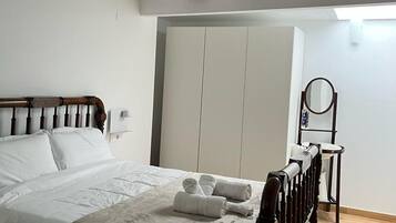 Tabla de planchar con plancha, wifi, ropa de cama