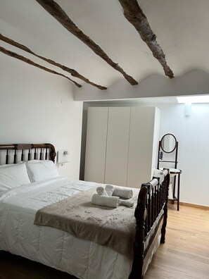 Planxa i posts de planxar, wifi i roba de llit