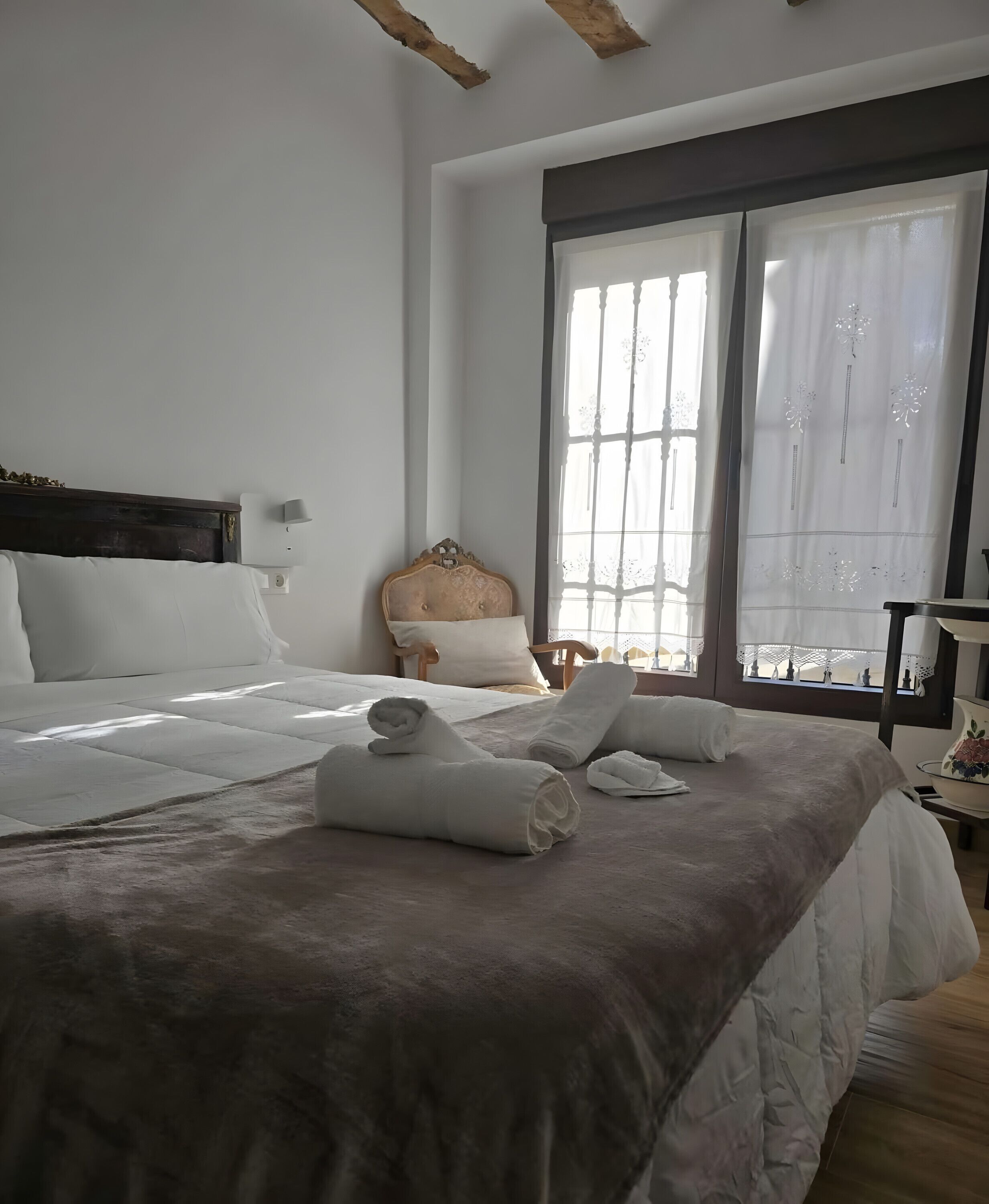 Iron/ironing board, WiFi, bed sheets