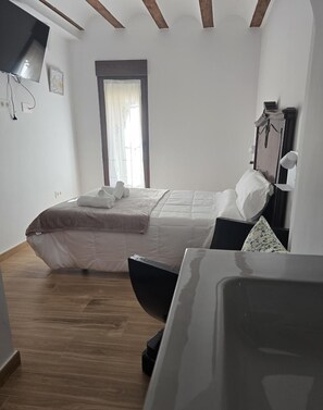 Iron/ironing board, WiFi, bed sheets