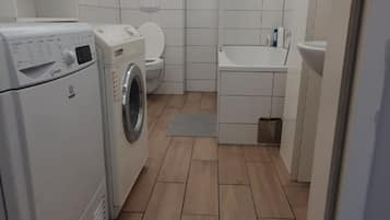 Douche, sĂšche-cheveux, serviettes fournies, savon