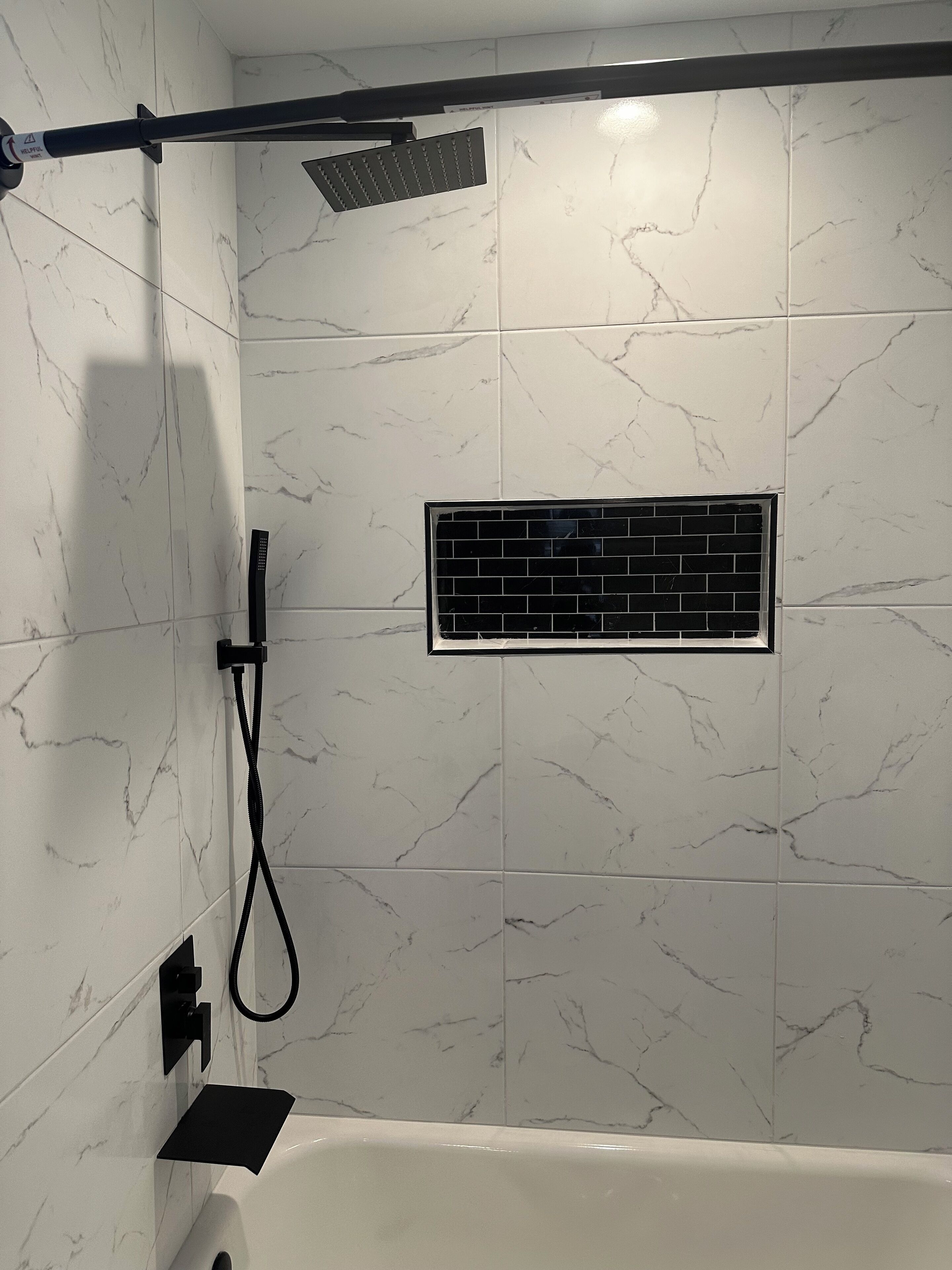 Haartrockner, Handtücher, Seife, Toilettenpapier