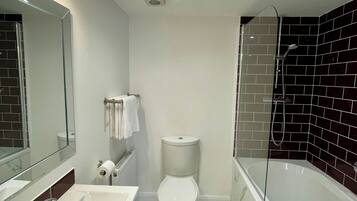 Buồng tắm vòi sen, khăn tắm