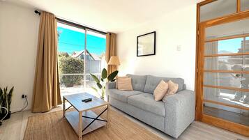 Family House, City View | Living area