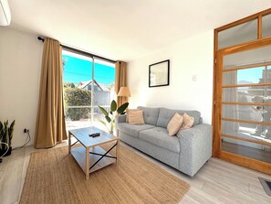 Family House, City View | Living area