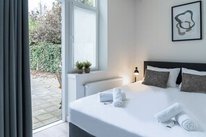 1 habitación, tabla de planchar con plancha y cuna de viaje 