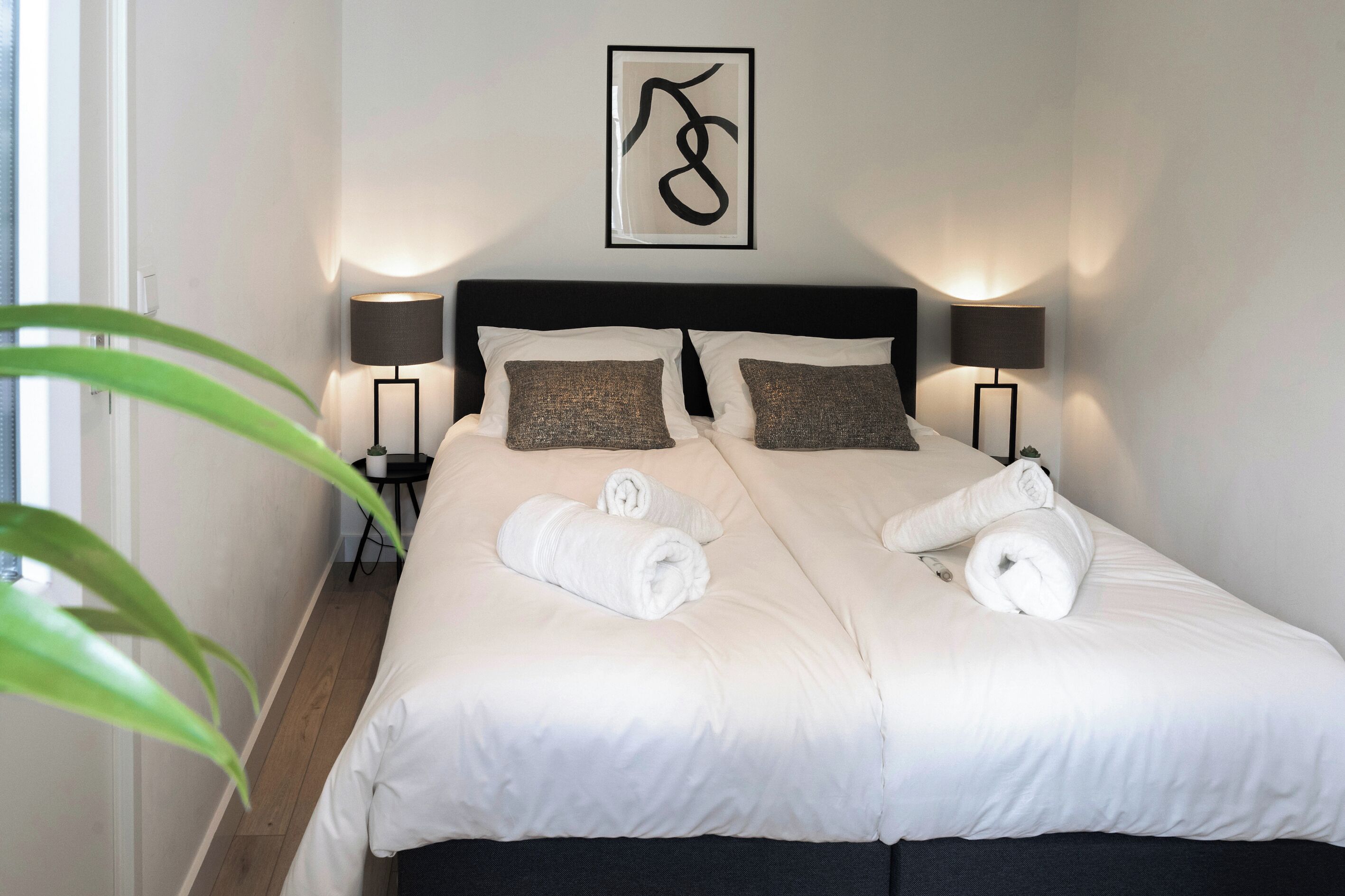 1 chambre, bureau, fer et planche à repasser, lit parapluie