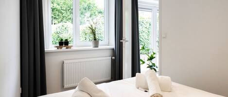 1 Schlafzimmer, Schreibtisch, Bügeleisen/Bügelbrett, Reisekinderbett