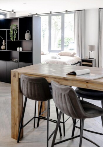 Séjour parfait pour les groupes : peut accueillir 4 personnes avec 4 lits simples, cuisine entièrement équipée et parking gratuit dans la rue.