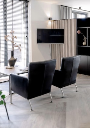 Interior - Perfect group stay: sleeps 4 with 4 single beds, fully equipped kitchen, and free street parking. (Ledeacker)