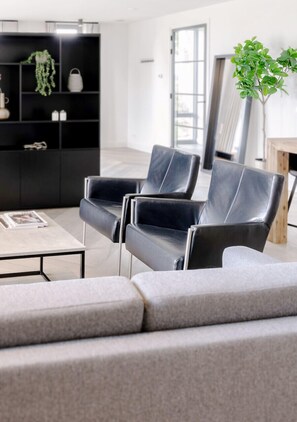 Interior - Comfortable and practical stay for 4 guests with 4 single beds, a kitchen, and free parking. (Ledeacker)