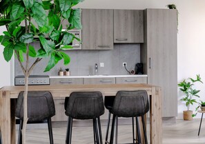 ماكينة لصنع القهوة/الشاي، مستلزمات طهي/أطباق/أوعية، مائدة طعام