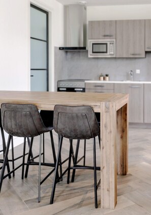 Coffee/tea maker, cookware/dishes/utensils, dining tables - Perfect group stay: sleeps 4 with 4 single beds, fully equipped kitchen, and free street parking. (Ledeacker)