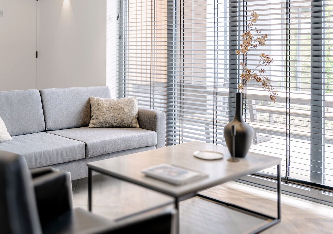 Una televisión, una oficina