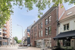 Exterior - Stay in the heart of Tilburg at Heuvel—just a short walk to Poppodium 013, shops, restaurants, and the station. Perfect for concerts, city trips, or business stays! Located in the heart of Tilburg on Heuvelstraat – the city’s lively main street. (Tilburg)