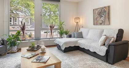 Stay in the heart of Tilburg at Heuvel—just a short walk to Poppodium 013, shops, restaurants, and the station. Perfect for concerts, city trips, or business stays! Located in the heart of Tilburg on Heuvelstraat – the city’s lively main street.